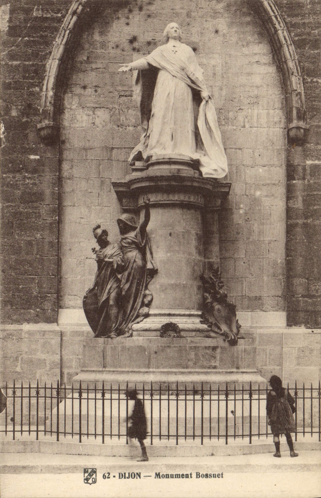 CPA Dijon Monument Bossuet 