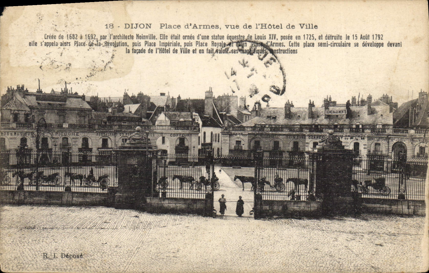 CPA Dijon Place d'Armes vue de l'Hotel de Ville