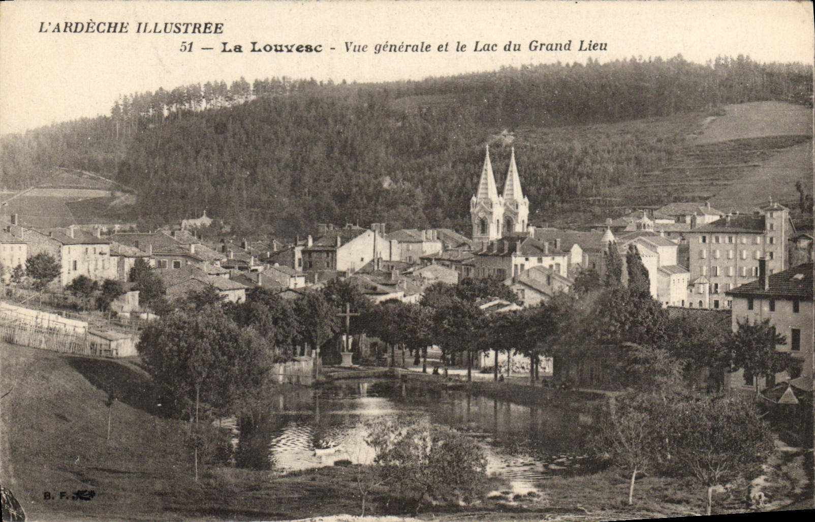 CPA L'Ardeche Illustree La Louvesc Vue generale et le Lac du Grand Lieu