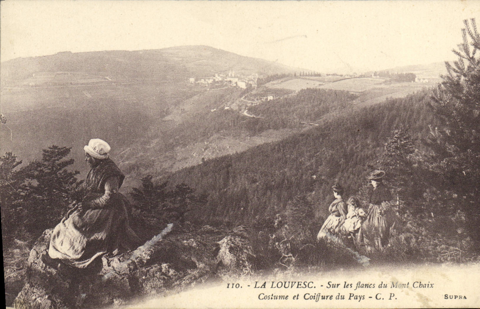 CPA La Louvesc Sur les flanes du Mont Choix Costume et Coiffure du Pays C P 