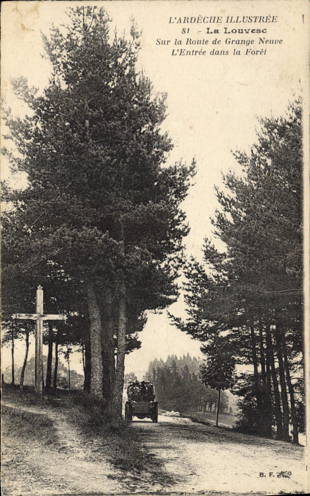 CPA L'Ardeche Illustree La Louvesc sur la Route de Grange Neuve L'Entree dans la Foret Automobile