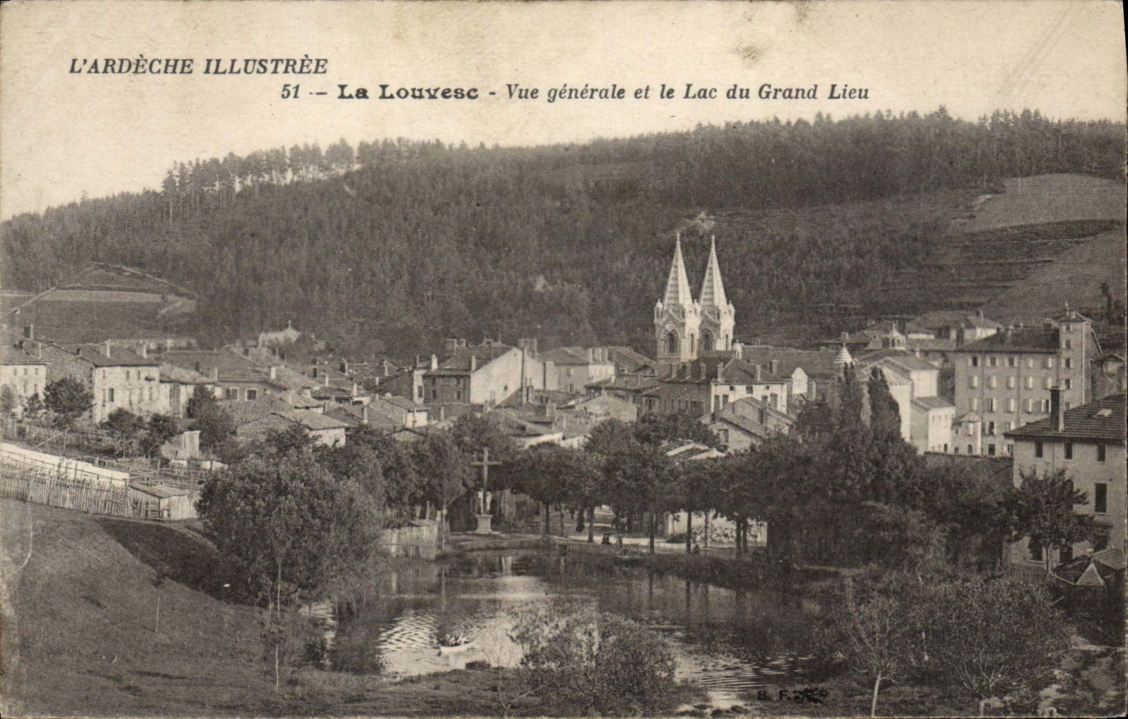 CPA L'Ardeche Illustree La Louvesc vue Generale et le Lac du Grand Lieu
