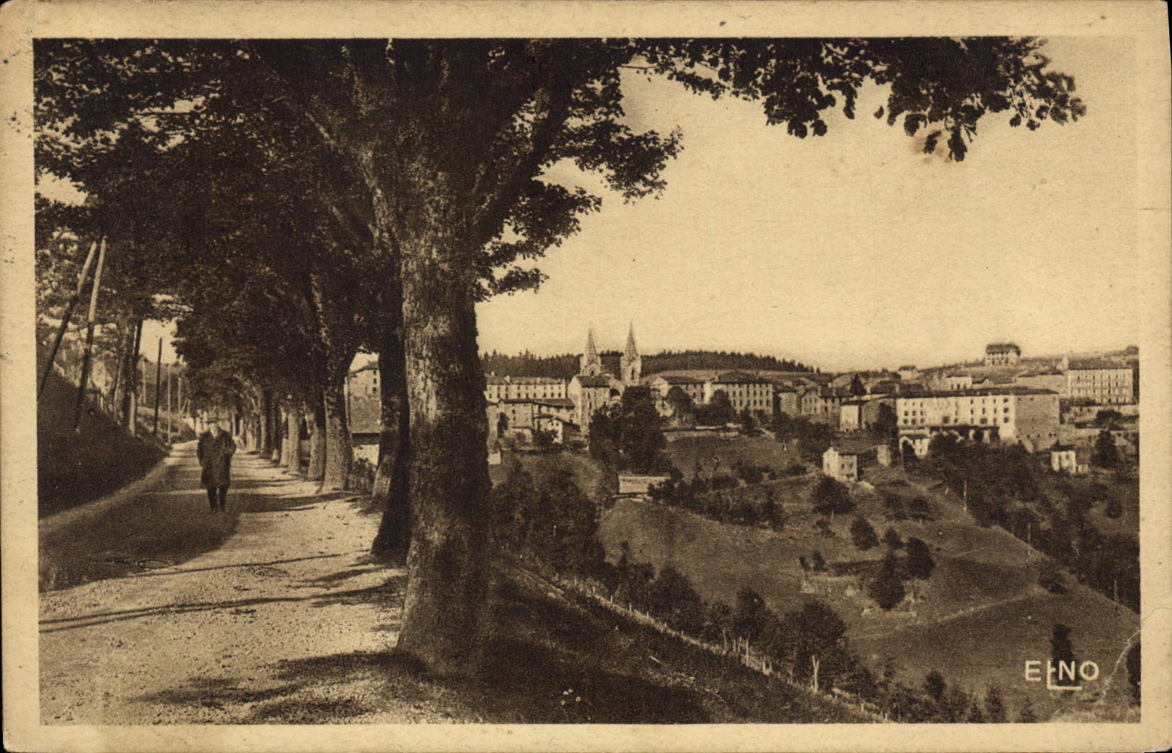 CPA La Louvesc Ardeche Boulevard des Elegants et la Ville 