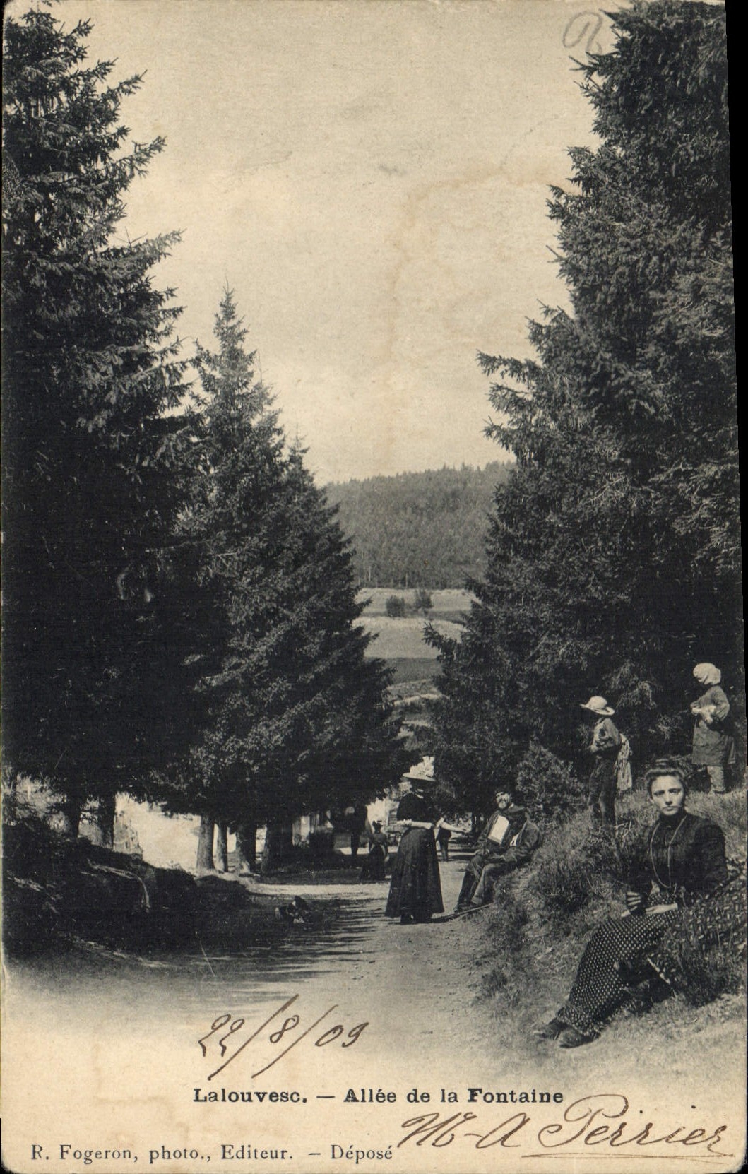 CPA La Louvesc Allee de la Fontaine 