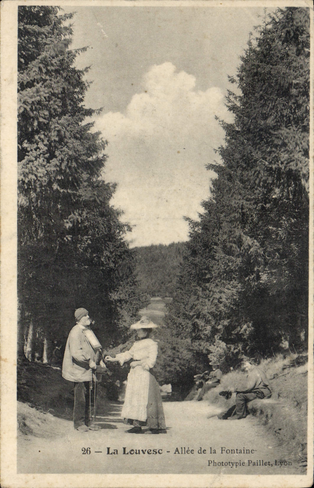 CPA La Louvesc Allee de la Fontaine Mendiant Femme