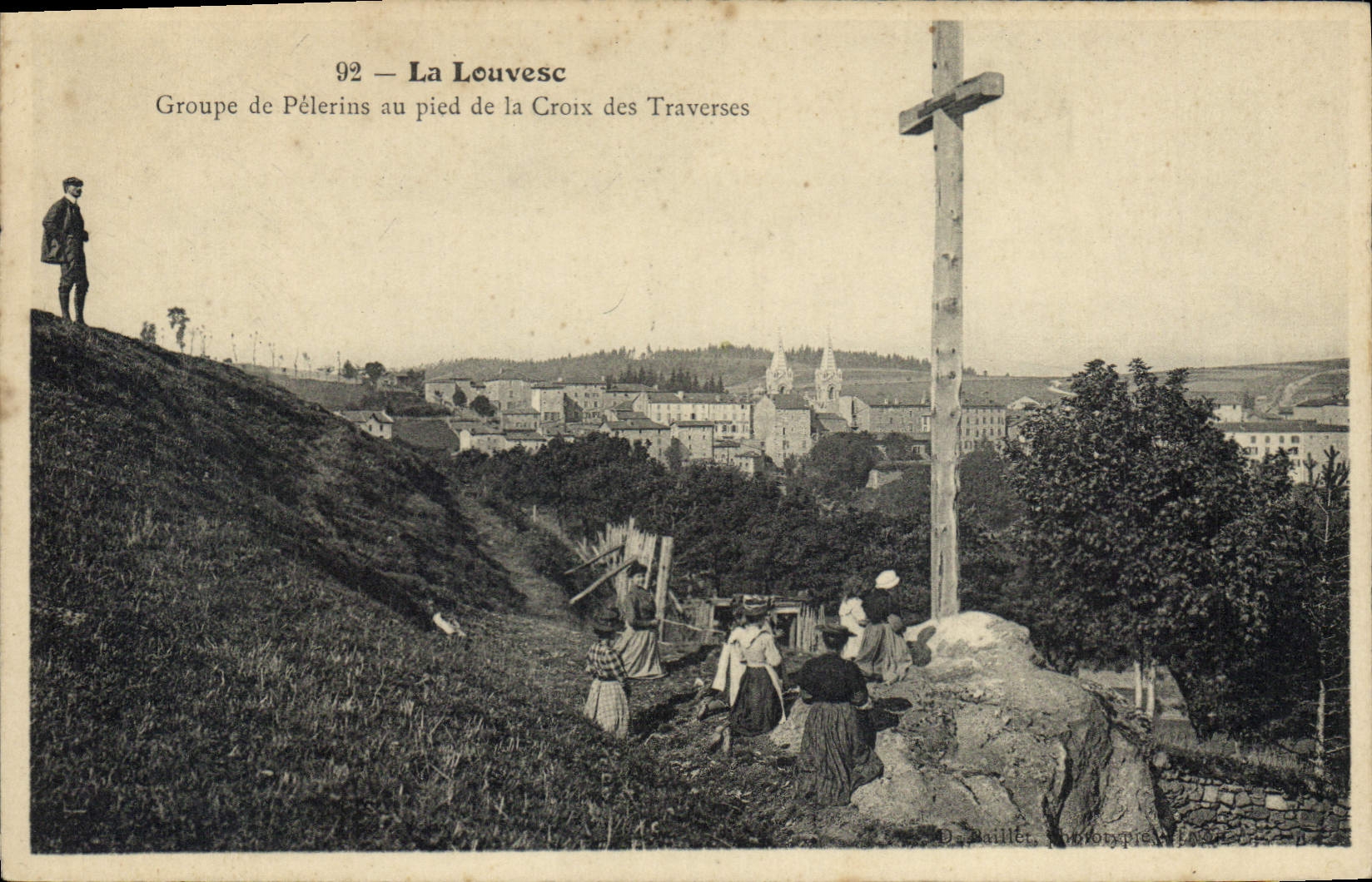 CPA La Louvesc vue generale Groupe de Pelerins au pied de la Croix des Traverses 