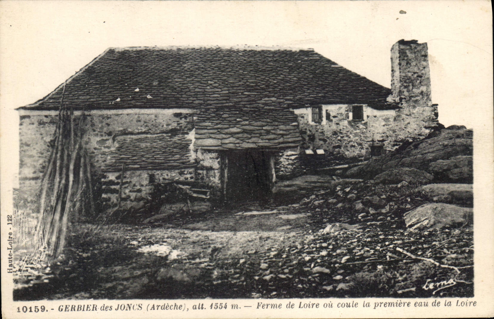 CPA Gerbier des Joncs (Ardeche) alt 1554 m Ferme de Loire ou coute la premier eau de la Loire