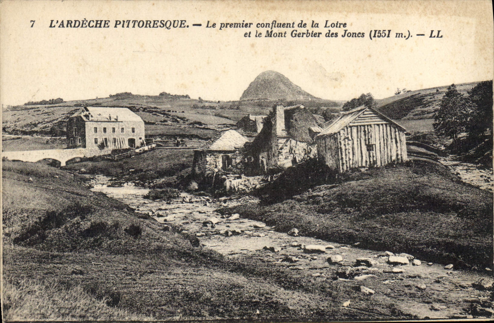 CPA L'Ardeche Pittoresque Le premier confluent de la Loire et le Mont Gerbier des Joncs (1551 m)