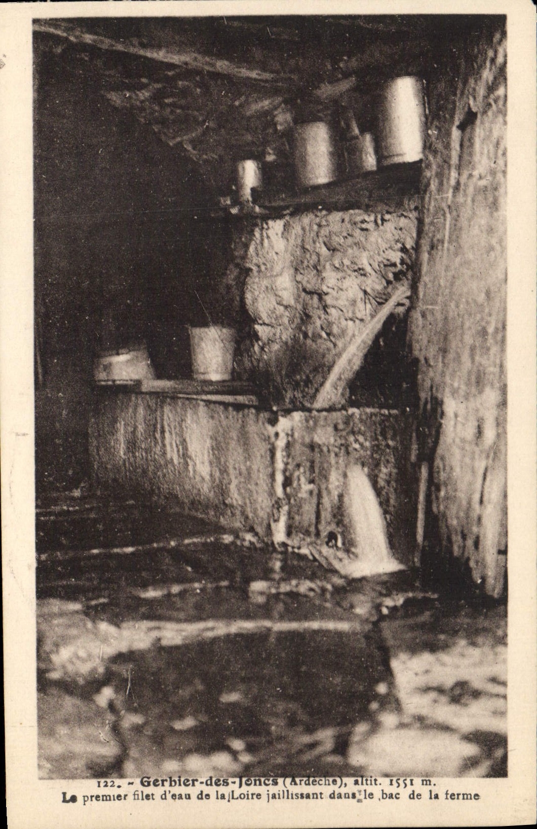 CPA Gerbier des Joncs (Ardeche) alt 1551 m Le premier filet d'eau de la Loire jaillissant dans le ba
