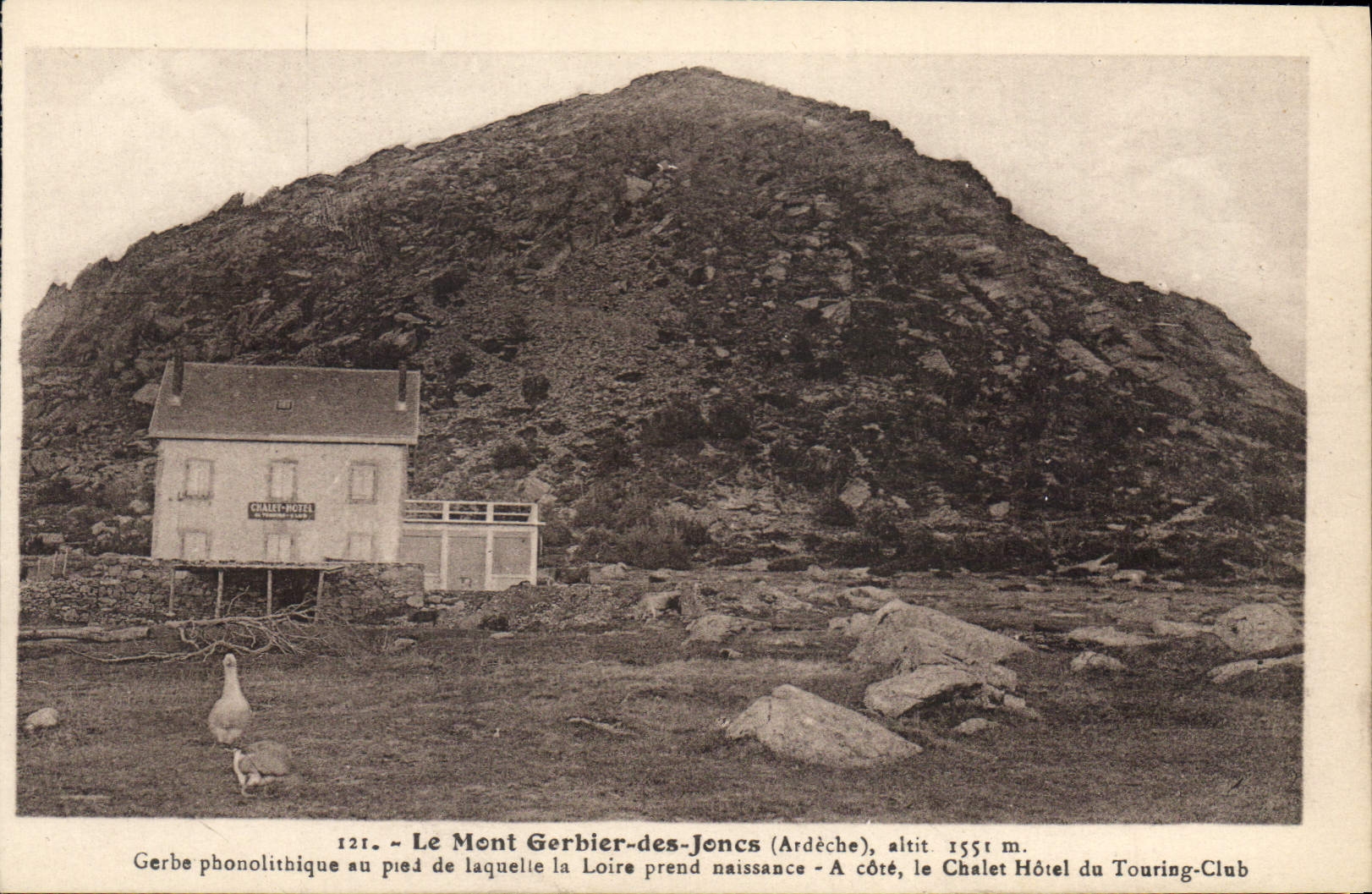 CPA Le Mont Gerbier des Joncs (Ardeche) alt 1551 m Gerbe phonolithique au pied de laquelle la Loire