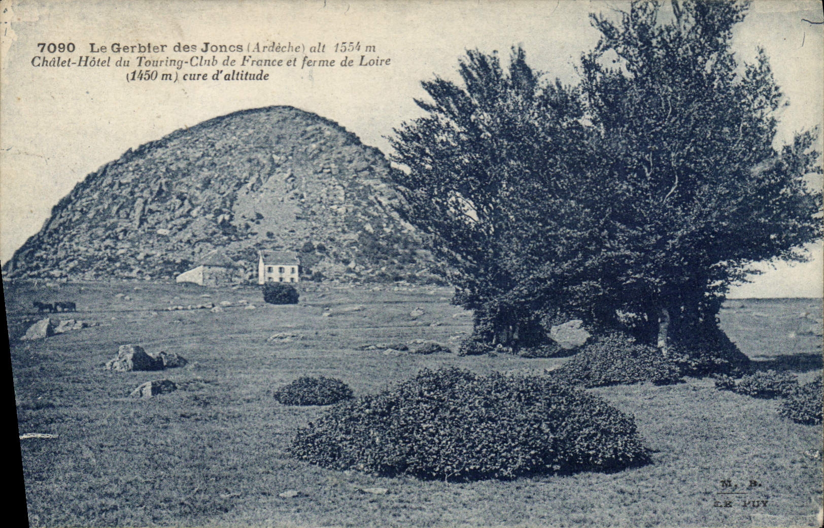 CPA Le Gerbier des Joncs (Ardeche) alt 1554 m Le Chalet du Touring Club de France et la ferme de Loi