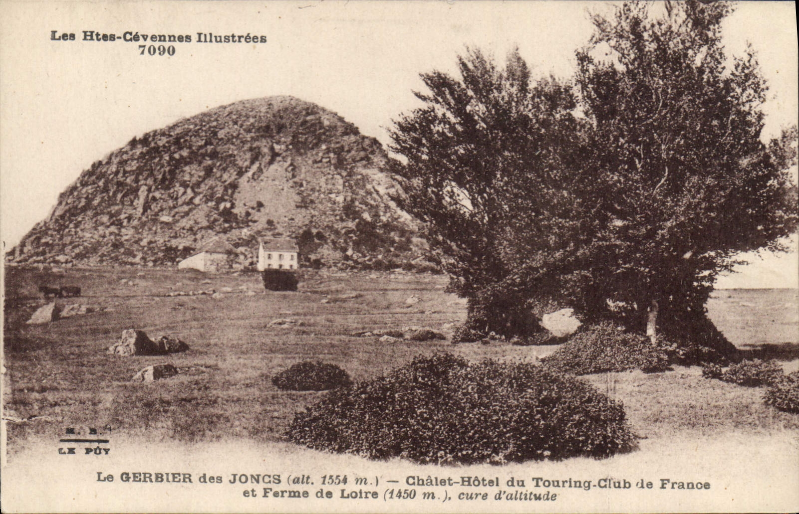 CPA Gerbier des Joncs (Ardeche) alt 1554 m Le Chalet du Touring Club de France et la ferme de Loire
