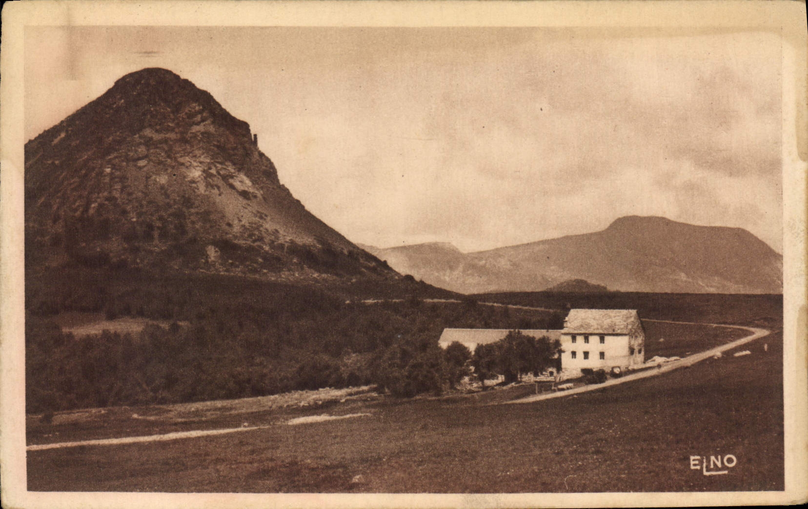 CPA Le Gerbier des Joncs (Ardeche) alt 1554 m Le Mezene alt 1754 m et la route de Vals les Bains