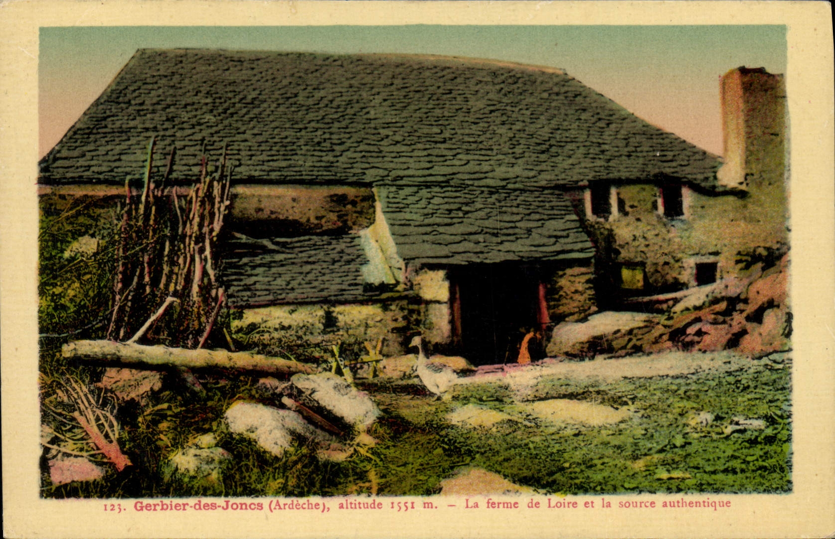 CPA Le Gerbier des Joncs (Ardeche) alt 1551 m La Ferme de Loire et la Source authentique