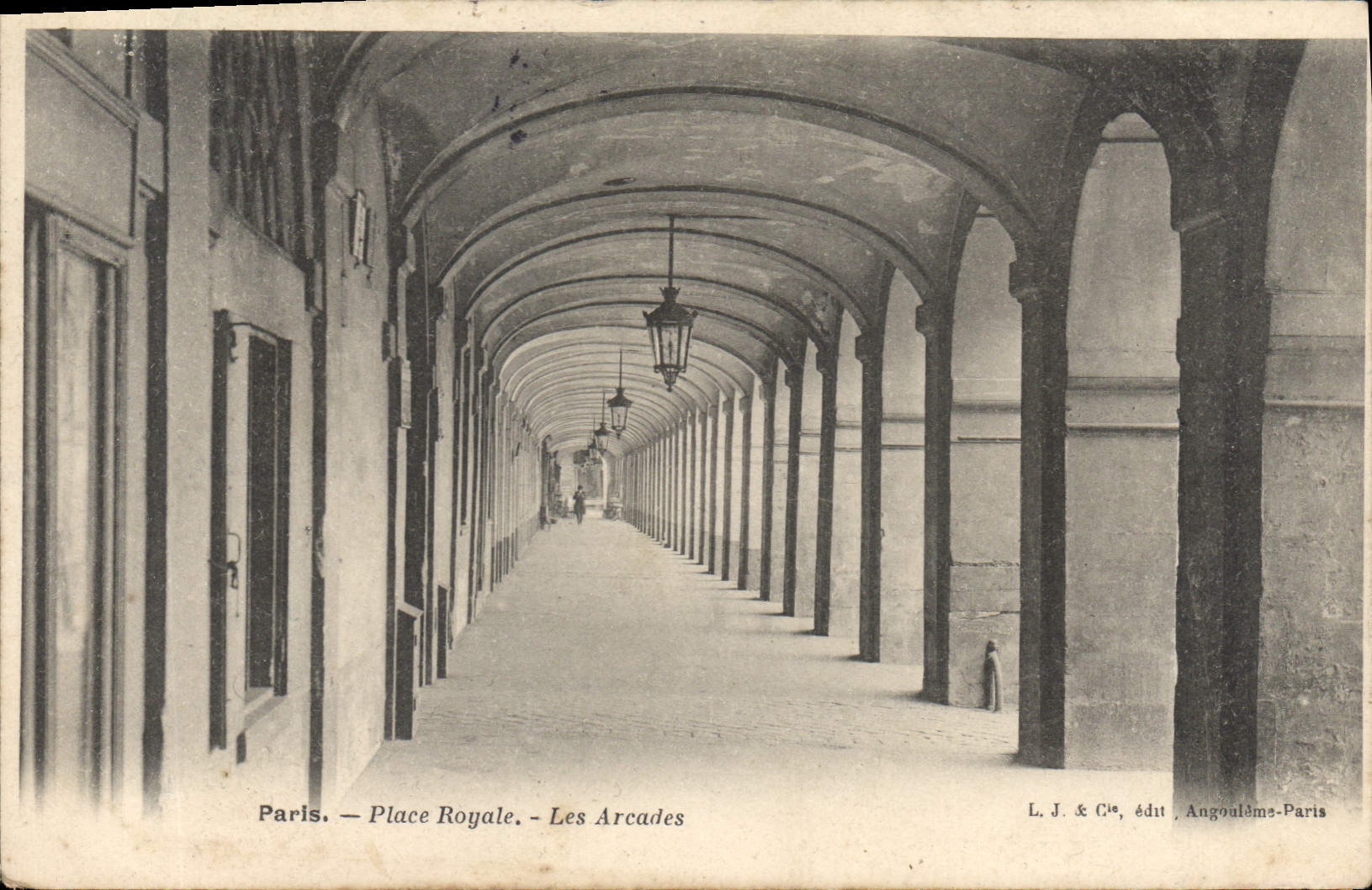 CPA Paris Place Royal Les Arcades