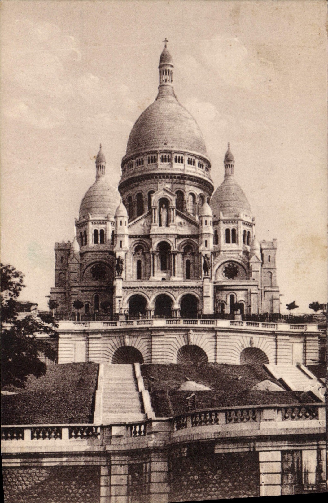 CPA Paris La Basilique du Sacre Coeur de Montmartre