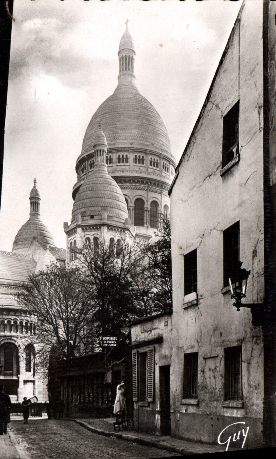 CPA Paris et ses Merveilles Le Sacre Coeur de Montmartre et la rue du Chevallier de la Barre
