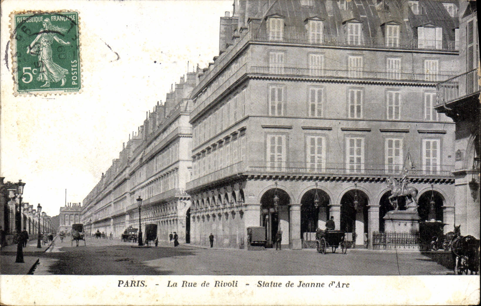 CPA Paris La Rue de Rivoli Statue de Jeanne d'Arc