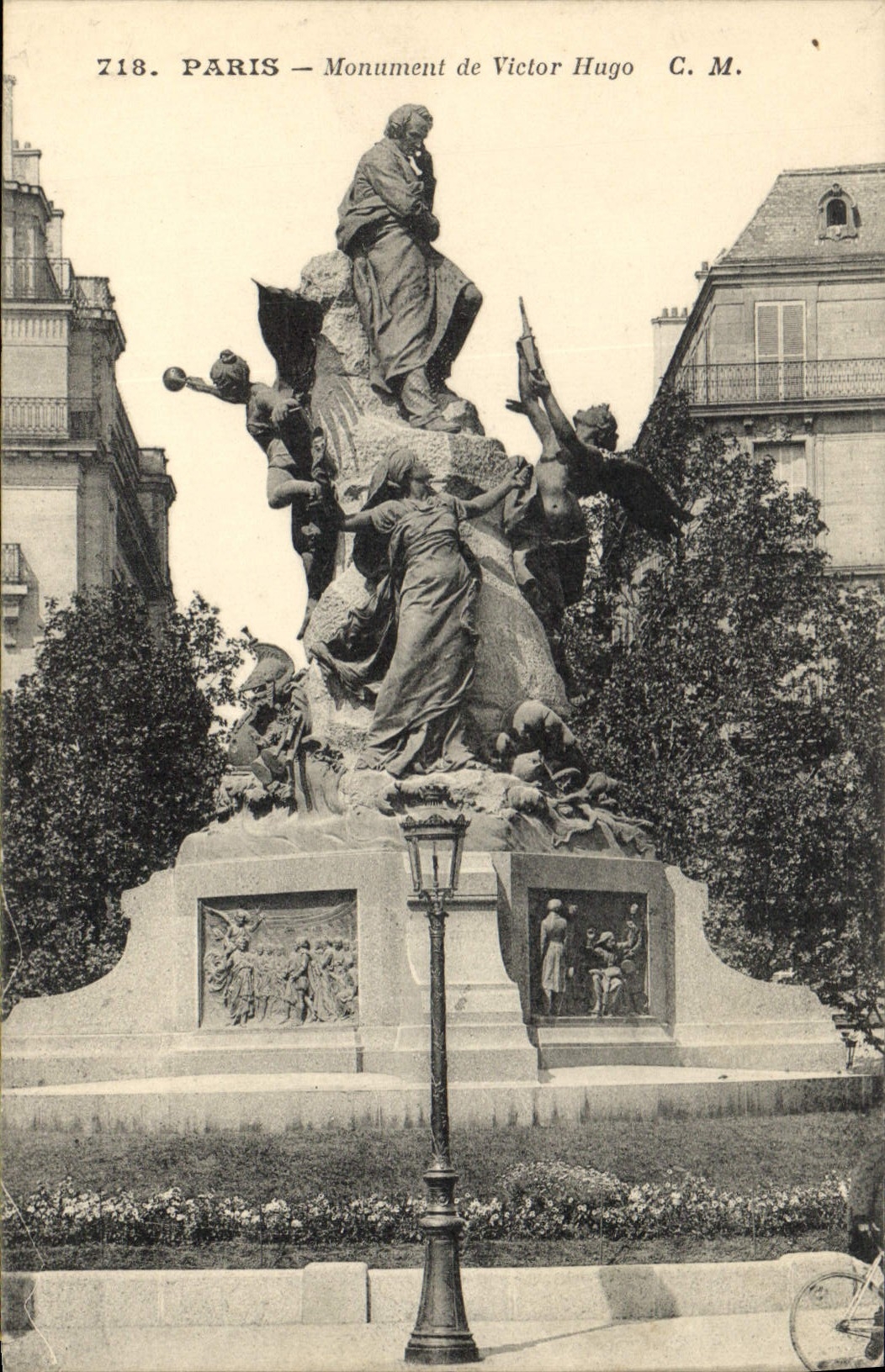 CPA Paris Monument de Victor Hugo