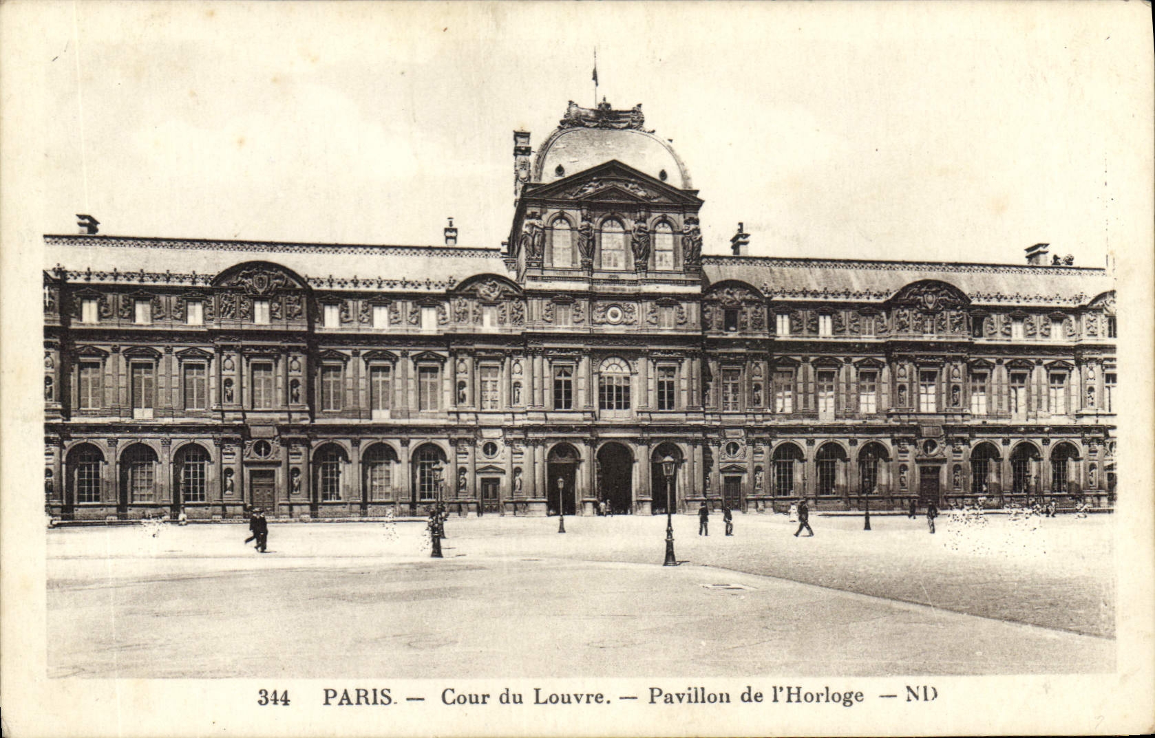 CPA Paris Cour de Louvre Pavillon de l'Horloge