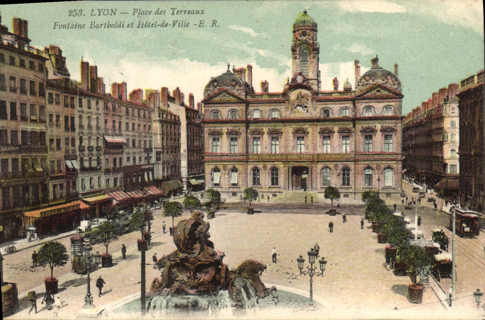 CPA Lyon Place des Terreaux Fontaine Bartholdi et Hotel de Ville