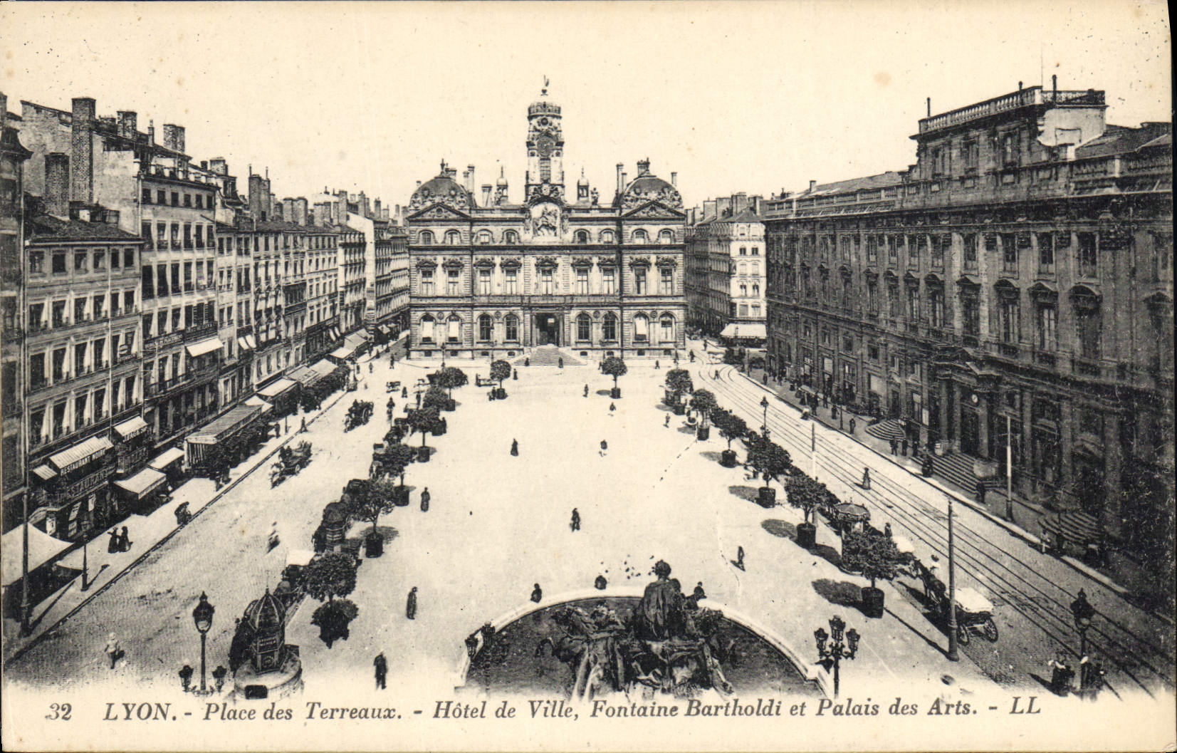 CPA Lyon Place des Terreaux Hotel de Ville Fontaine Bartholdi et Palais des Arts