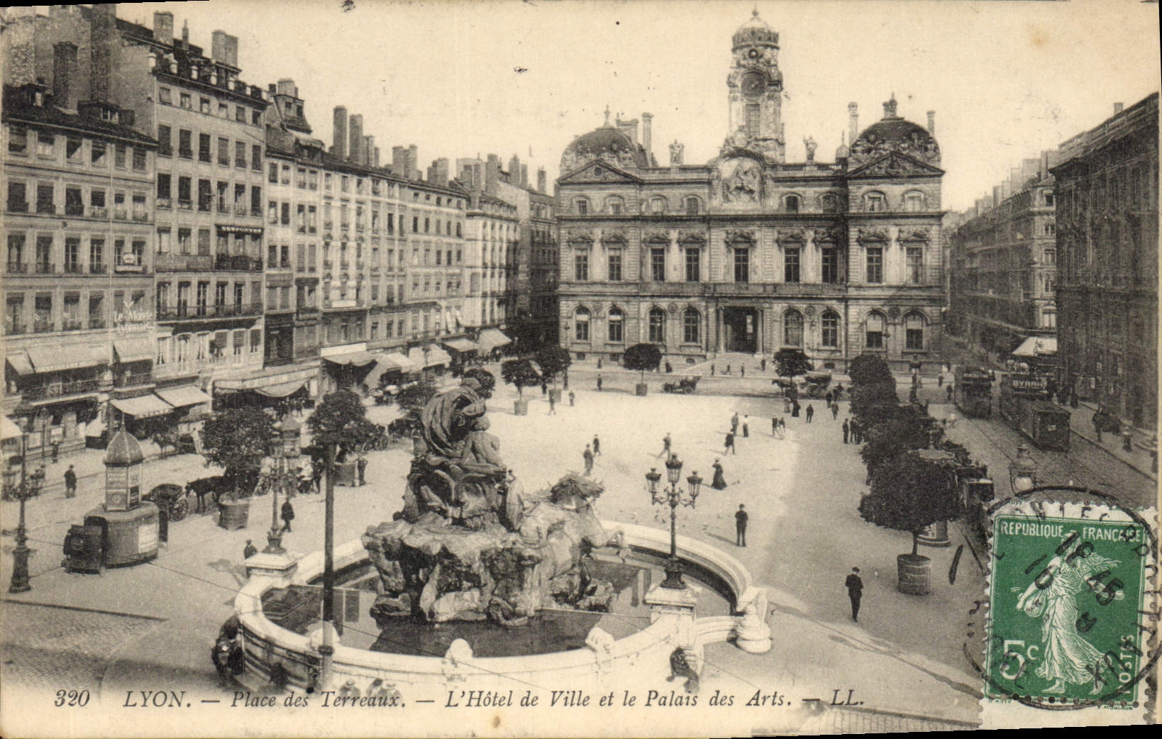 CPA Place des Terreaux L'Hotel de Ville et le Palais des Arts