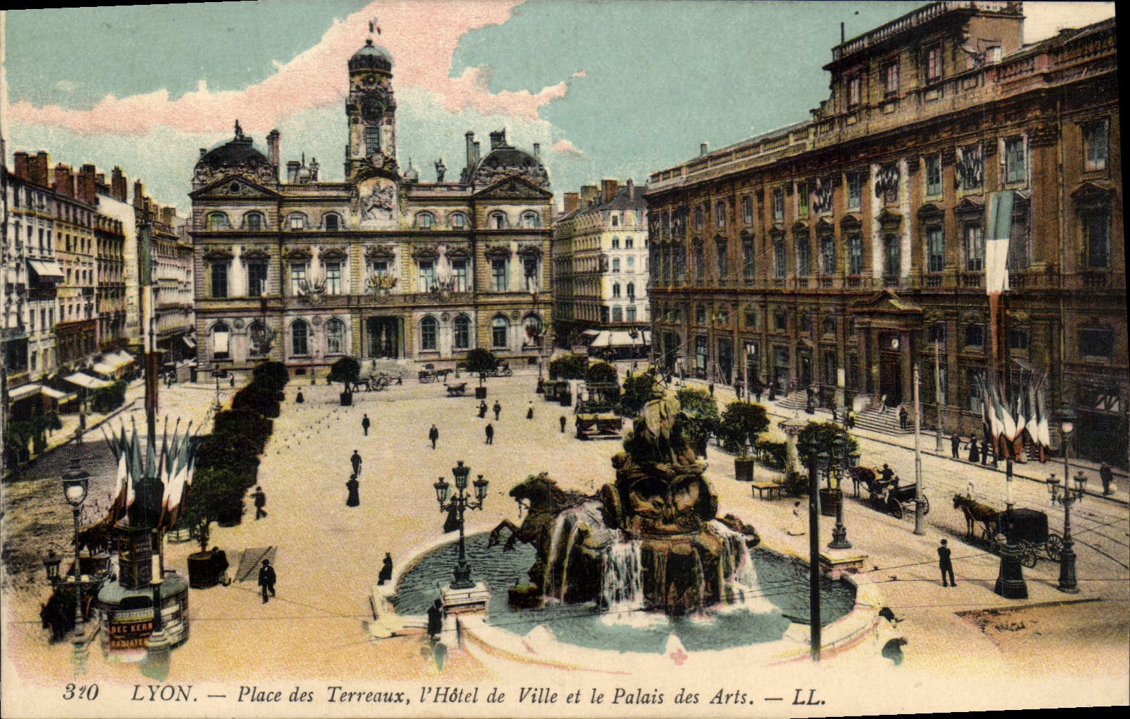 CPA Lyon Place des Terreaux L'Hotel de Ville et le Palais des Arts