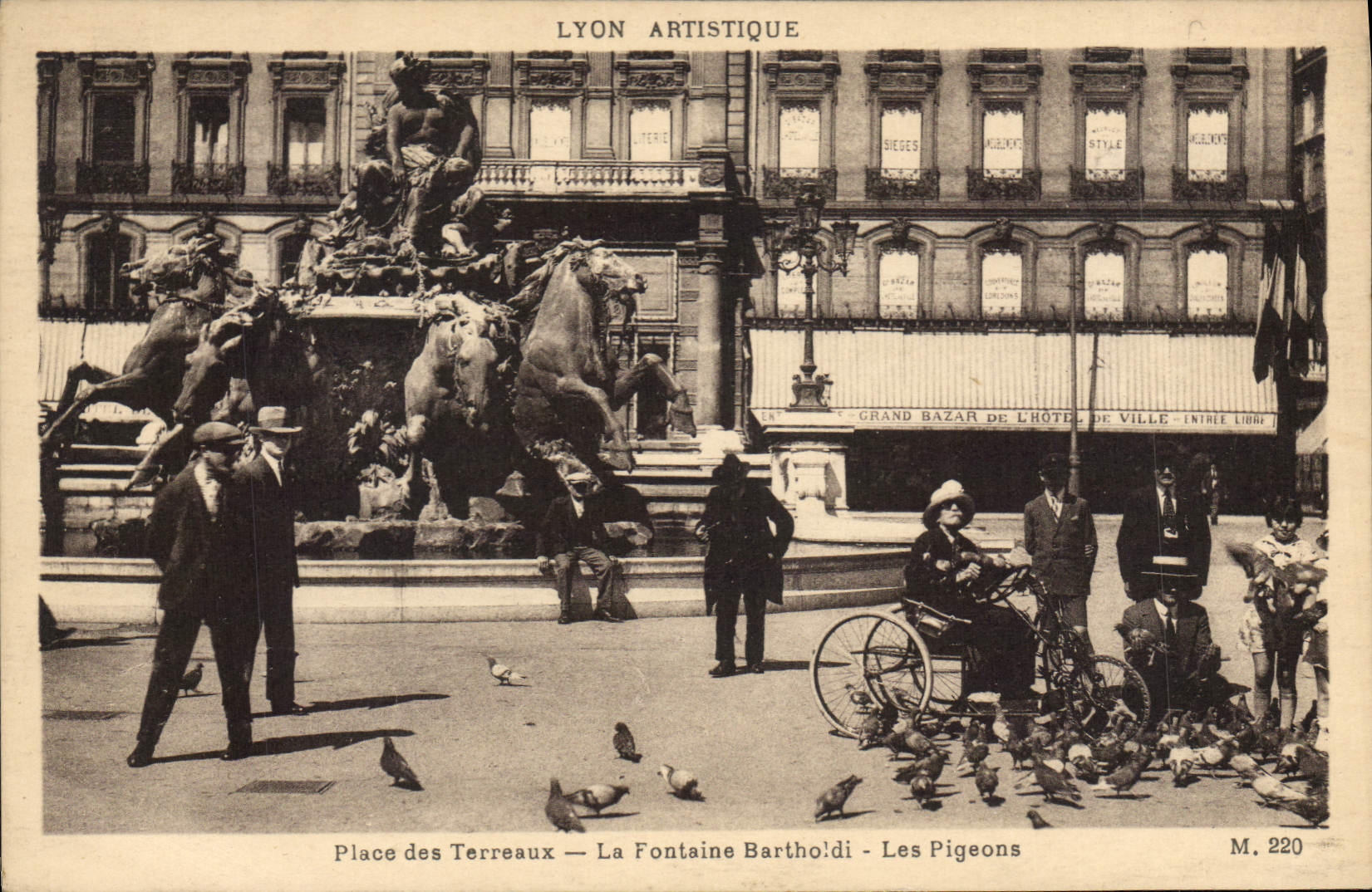 CPA Place des Terreaux La Fontaine Bartholdi Les Pigeons