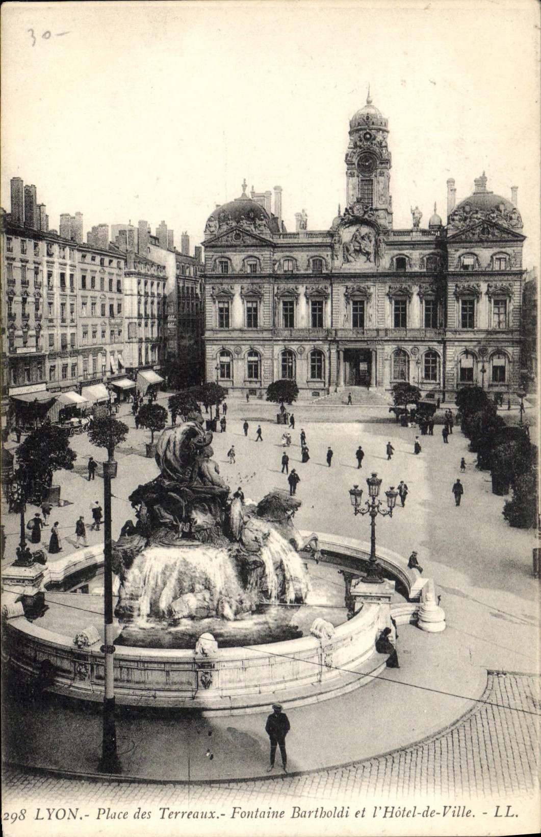CPA Lyon Place des Terreaux Fontaine Bartholdi et L'Hotel de Ville