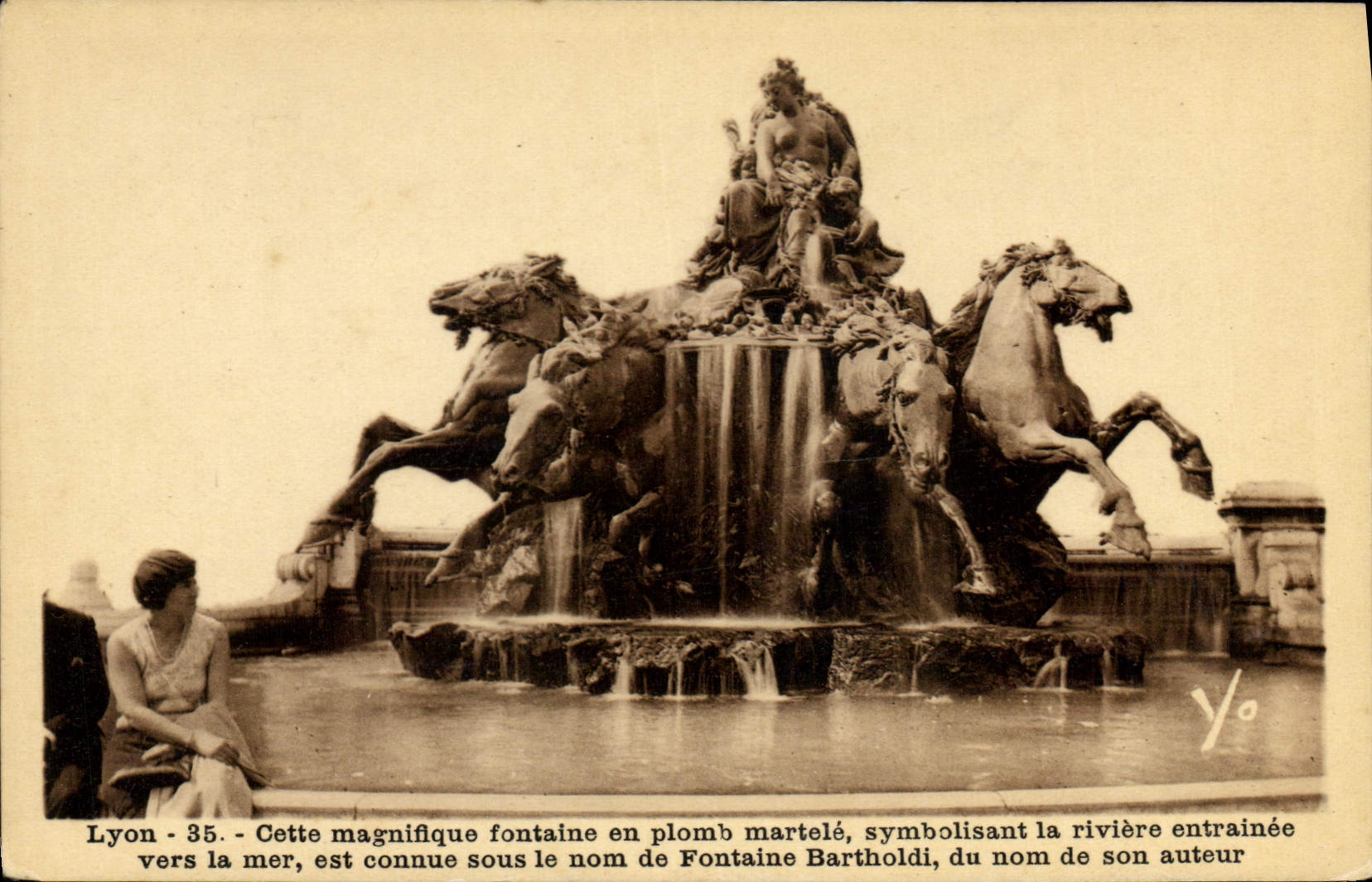 CPA Lyon Cette magnifique fontaine en plomb martele symbolisant la riviere entrainee vers le mer est