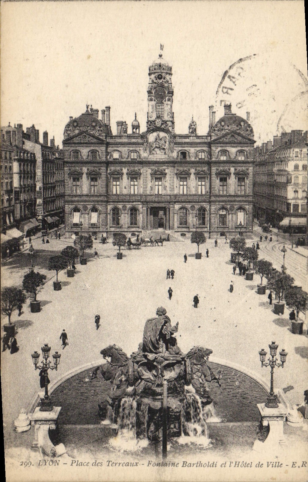 CPA Lyon Place des Terreaux Fontaine Bartholdi et L'Hotel de Ville