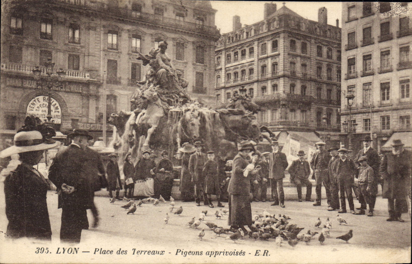 CPA Lyon Place des Terreaux Pigeons apprivoises