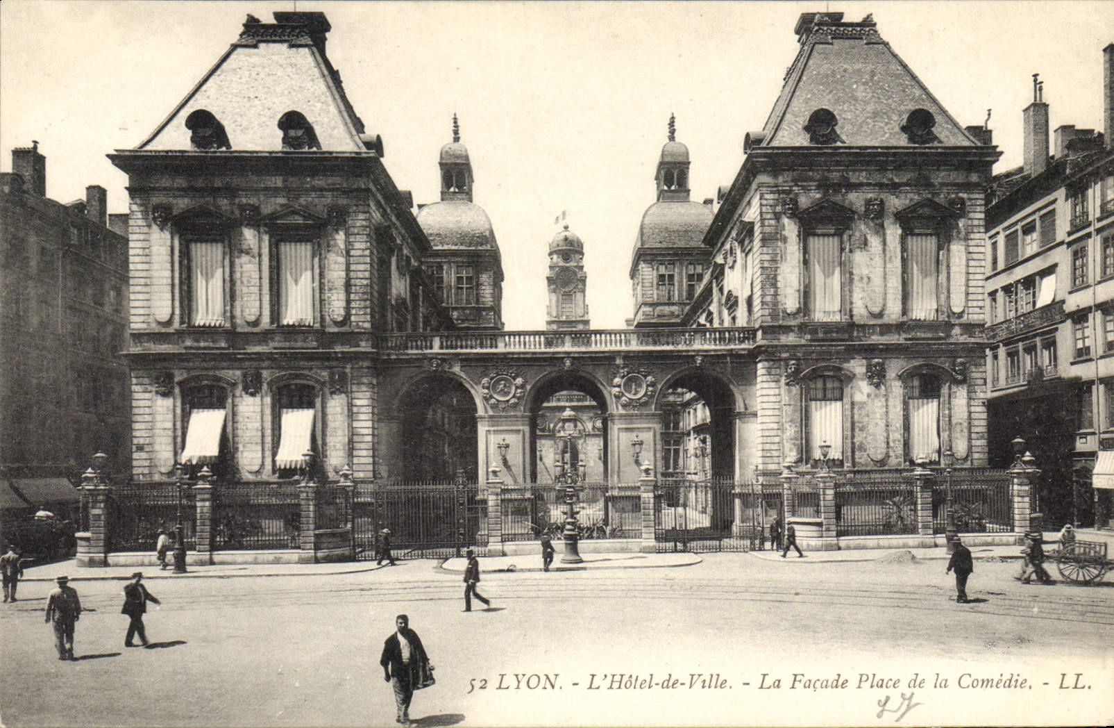 CPA Lyon L'Hotel de Ville La Facade Place de la Comedie