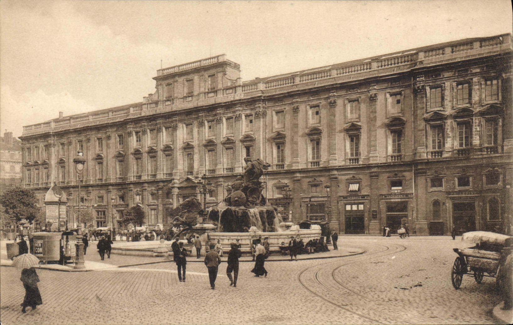 CPA Lyon La Place des Terreaux et le Palais des Arts