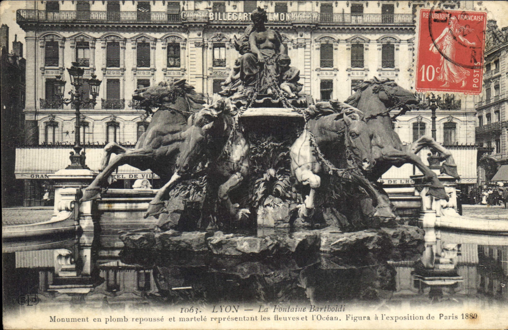 CPA Lyon La Fontaine Barboldi Monument en Plonb repousse et marlele representant les fleuves et l'Oc