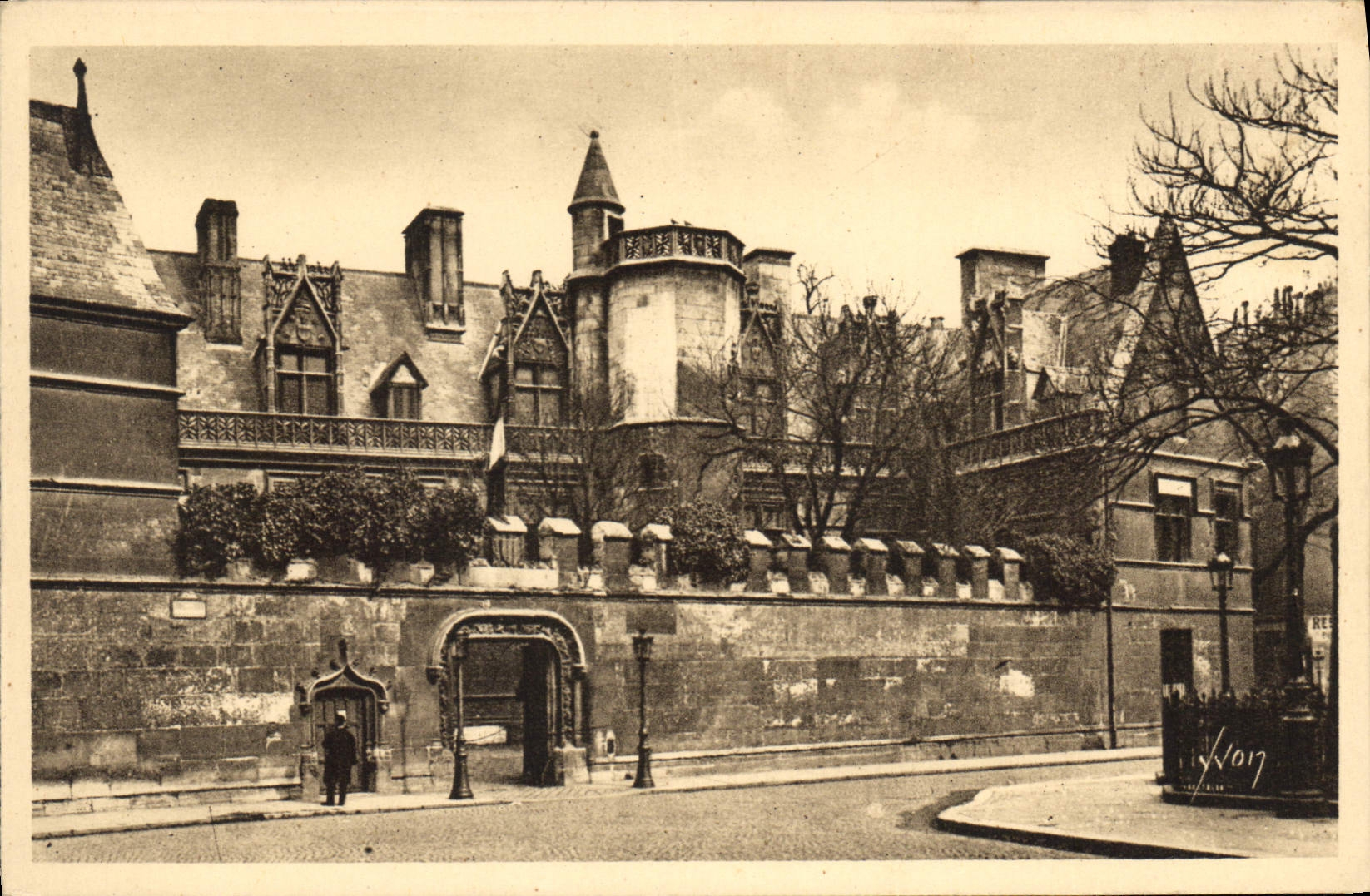 CPA Paris en flanant Le Musee de Cluny