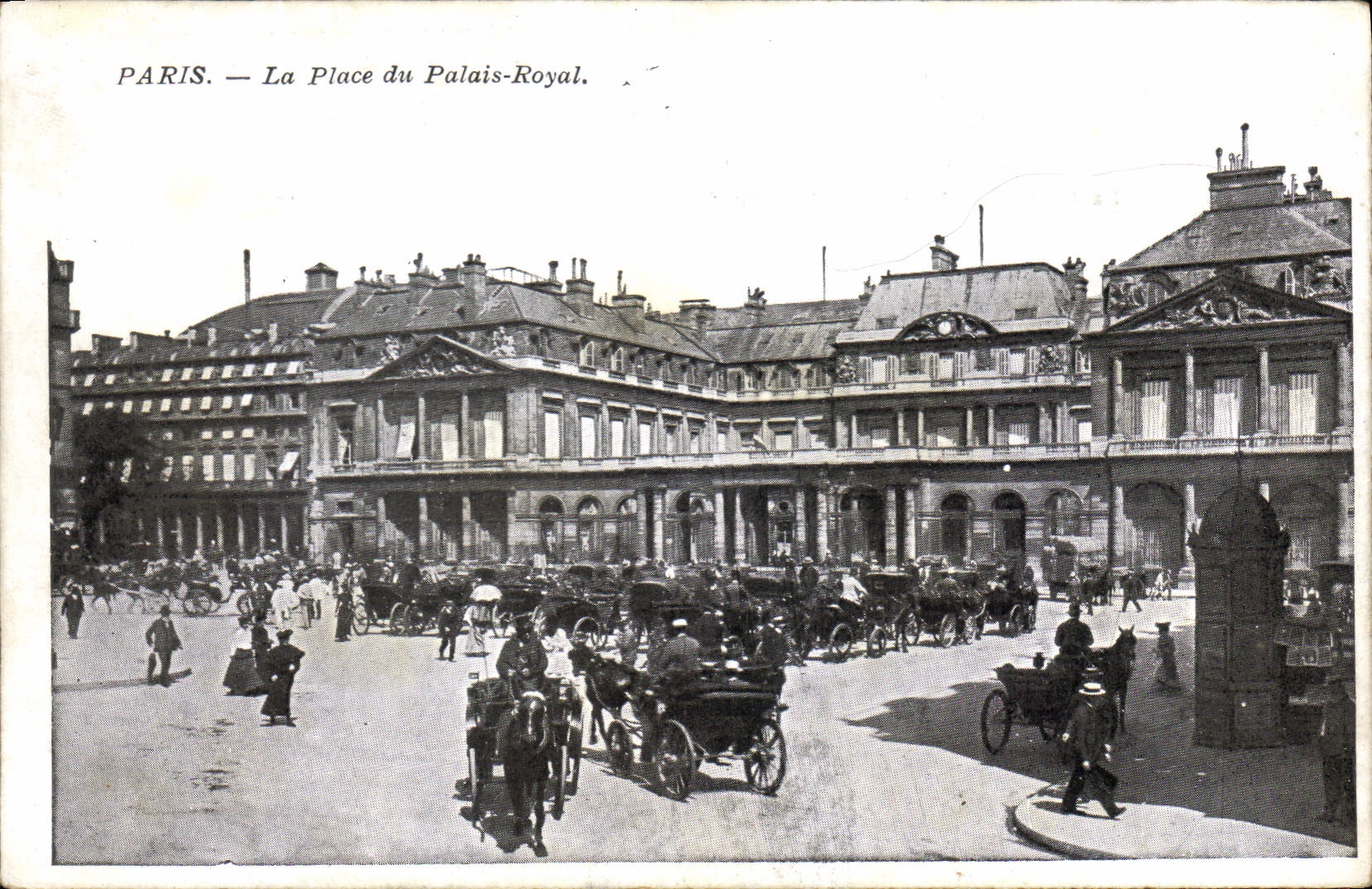 CPA Paris La Place du Palais Royal