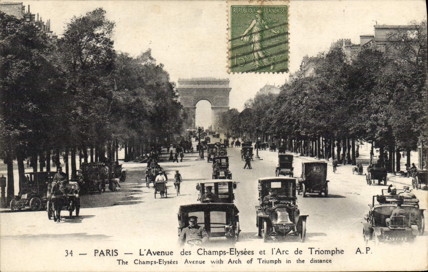 CPA Paris L'Avenue des Champs Elysees et l'Arc de Triomphe Automobile