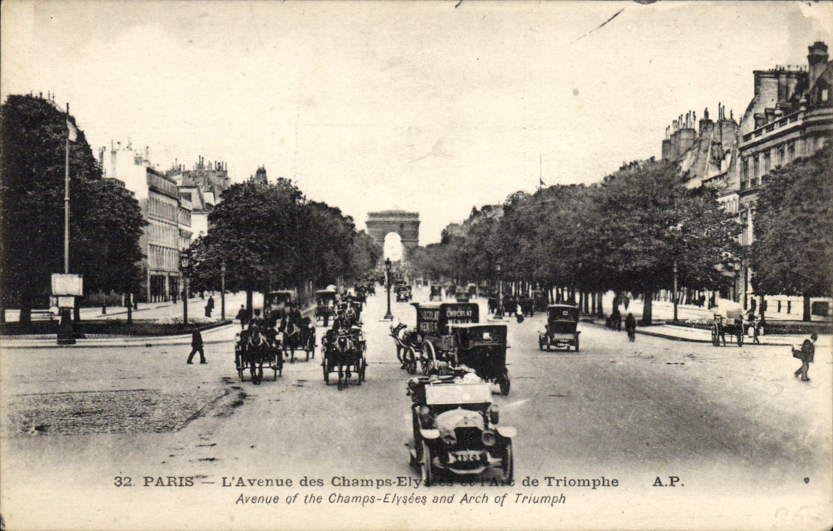 CPA Paris L'Avenue des Champs Elysees