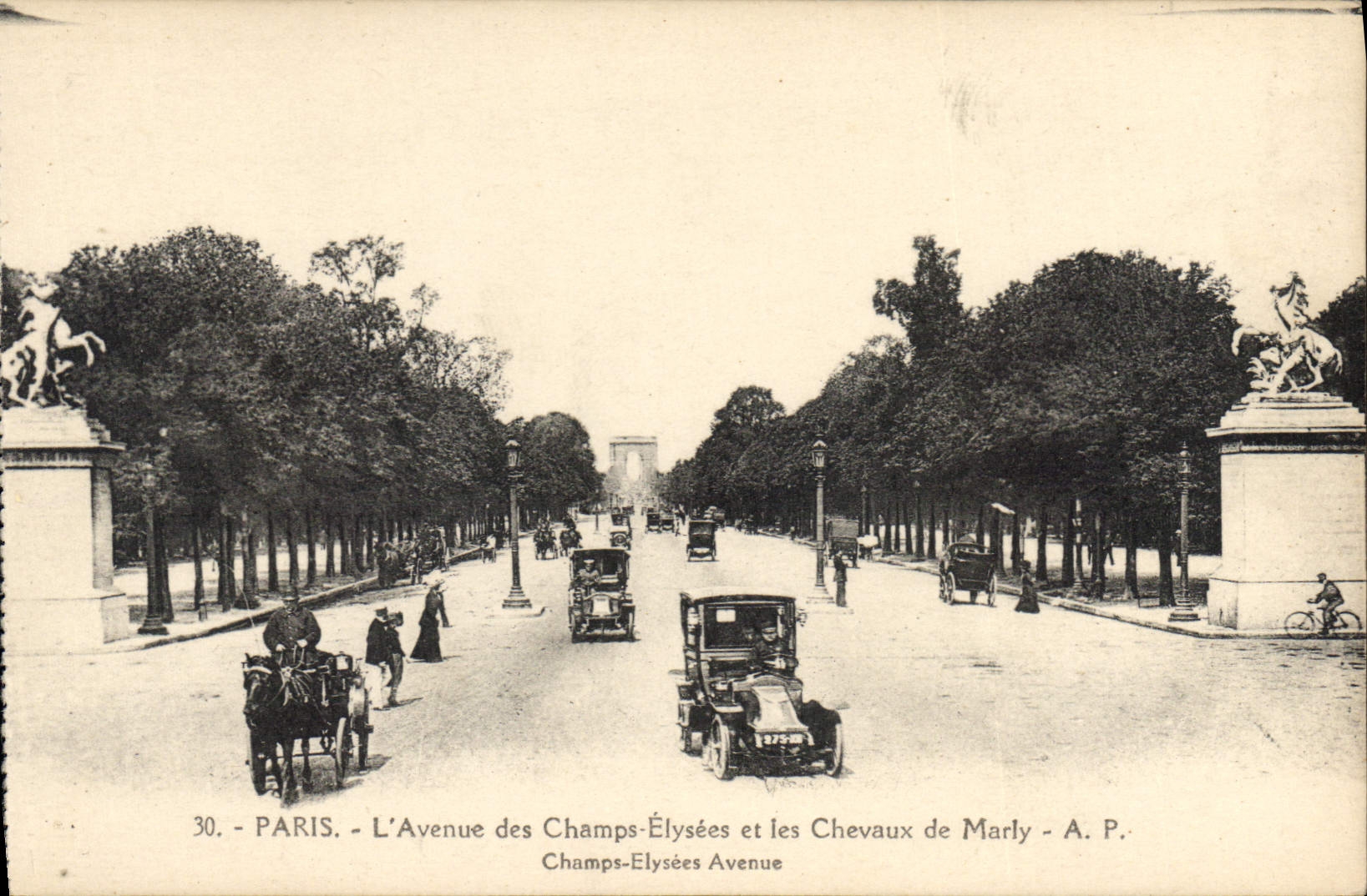 CPA Paris L'Avenue des Champs Elysees et Les Chevaux de Marly