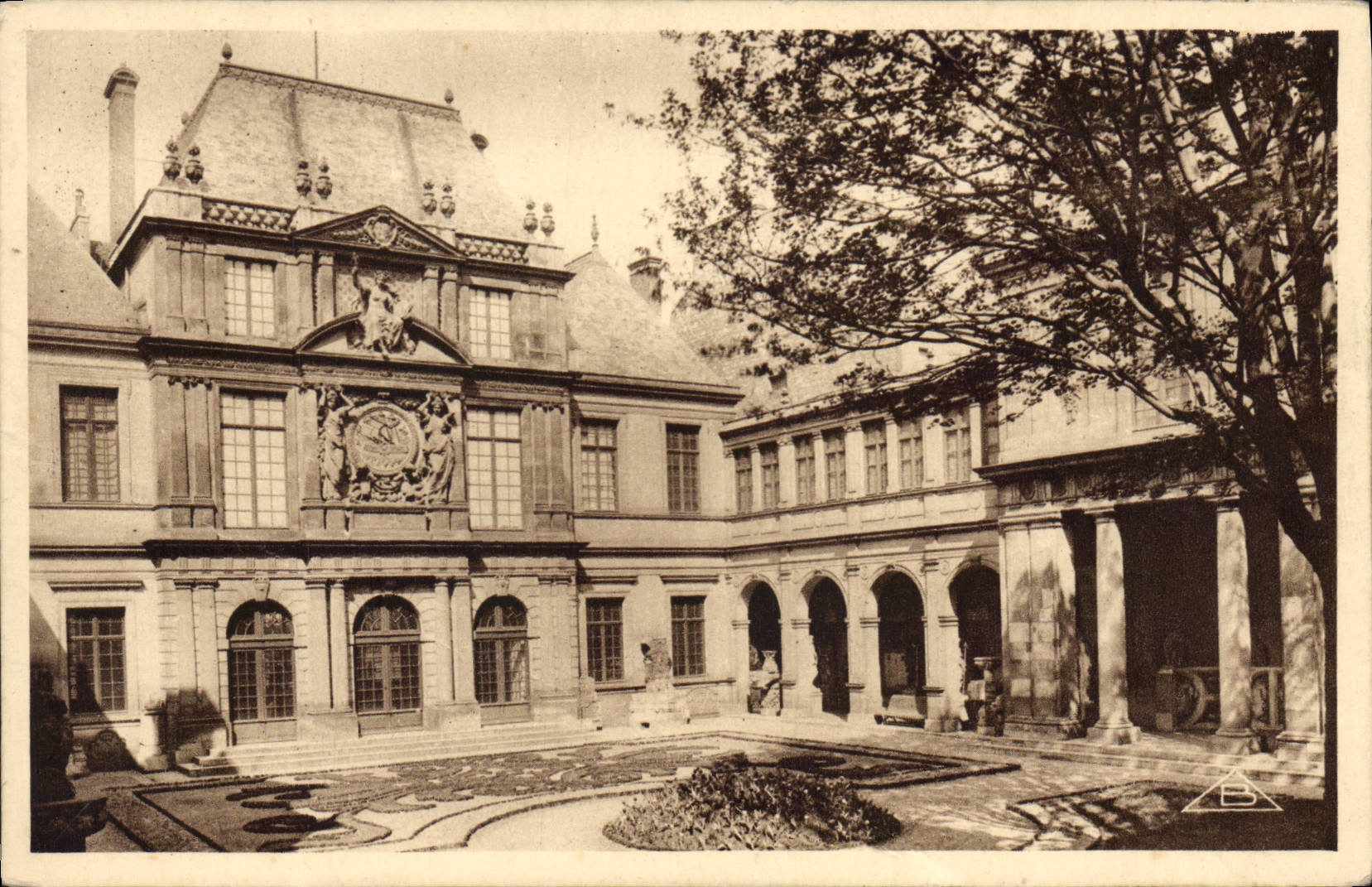 CPA Paris Hotel Carnavalet Facade sur le Jardin