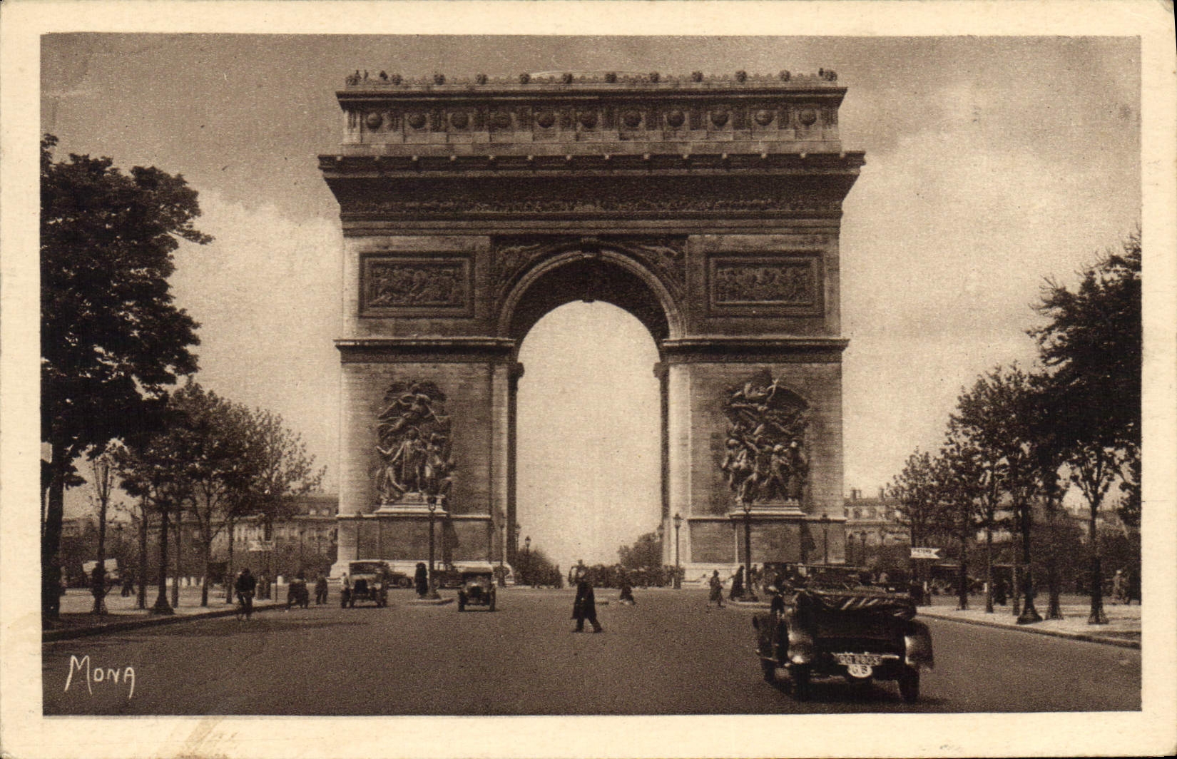 CPA Paris La Place de l'Etoile et l'Arc de Triomphe