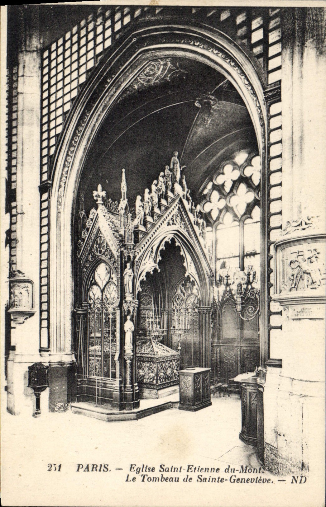 CPA Paris Eglise Saint Etienne du Mont Le Tombeau de Sainte Genevieve