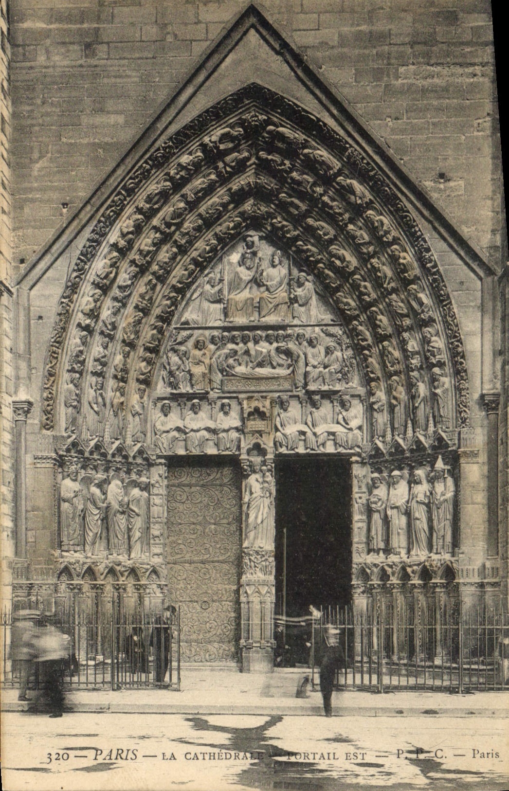 CPA Paris La Cathedrale Portail Est