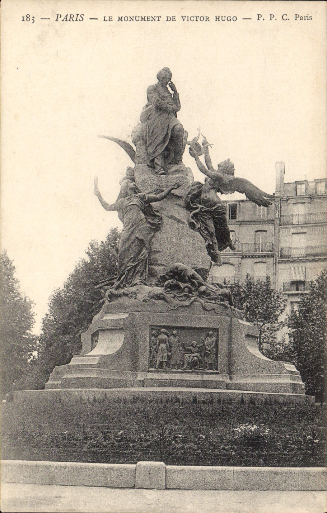 CPA Paris Le Monument De Victor Hugo