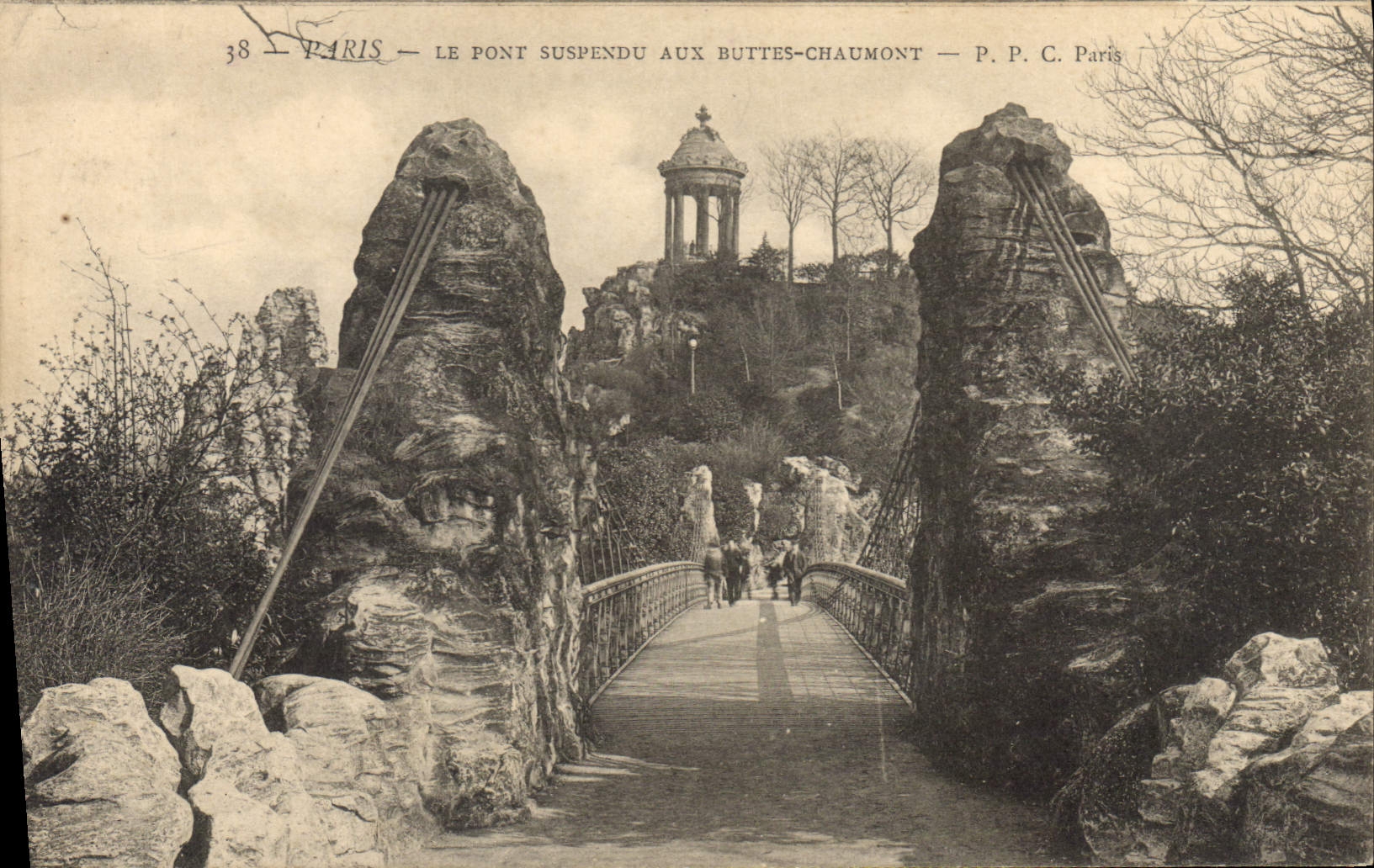 CPA Paris Le Pont Suspendu aux Buttes Chaumont