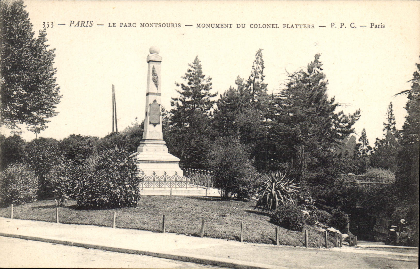 CPA Paris Le Parc Montsouris Monument du Colonel Flatters
