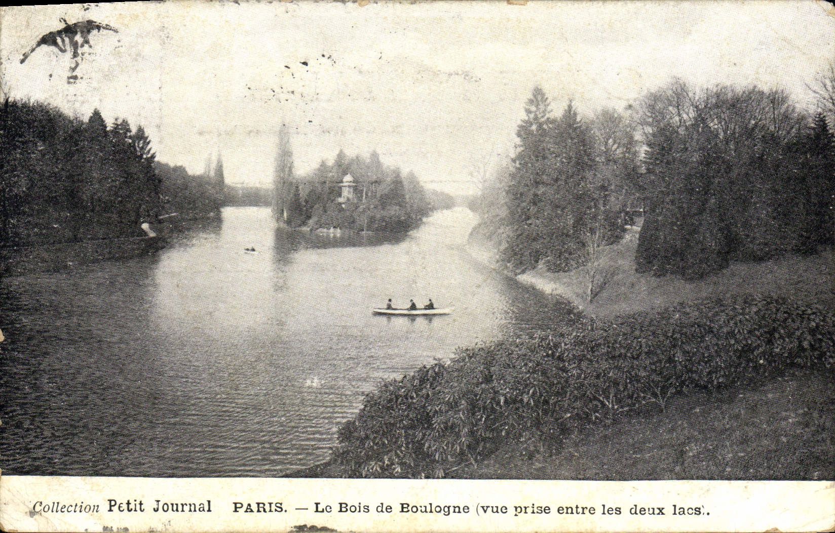 CPA Paris Le Bois de Boulogne (vue prise entre les deux lacs)