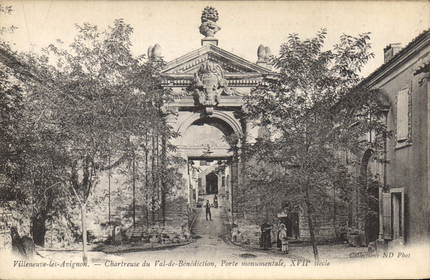 CPA Villeneuve les Avignon Chartreuse du Val de Benediction Porte monumentale
